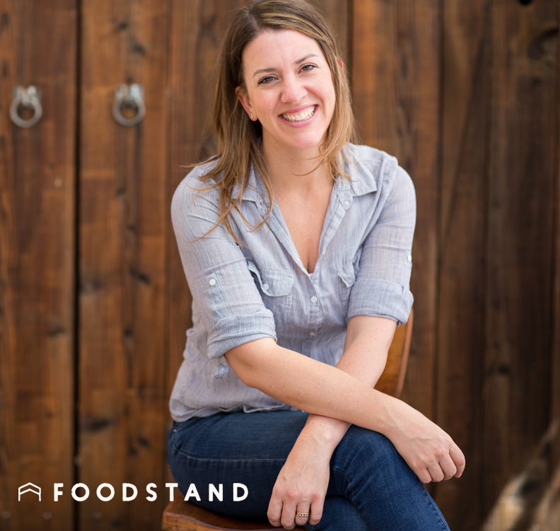 Anna_Lappe_foodstand_behind_the_plate